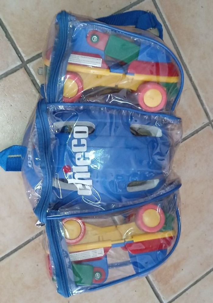 Sac a dos avec patin a roulette et casque chicco