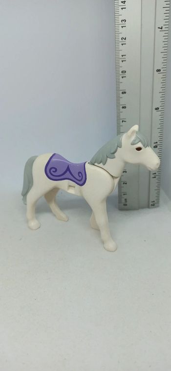Cheval blanc avec dessin de couverture violet playmobil