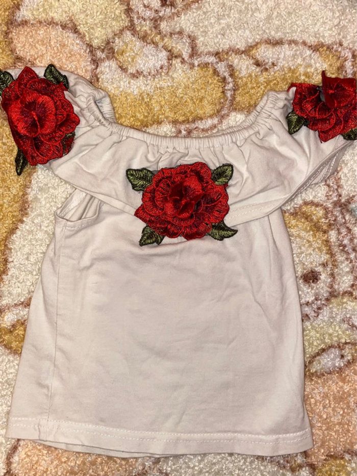 T-shirt à broderies roses, taille 12 mois. - photo numéro 2