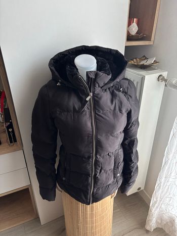 Doudoune courte rembourré  Zara à capuche fourré noir  taille S