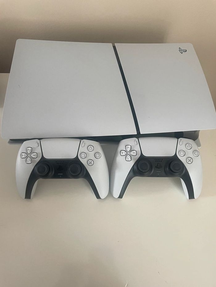 PlayStation 5 avec 2 manettes