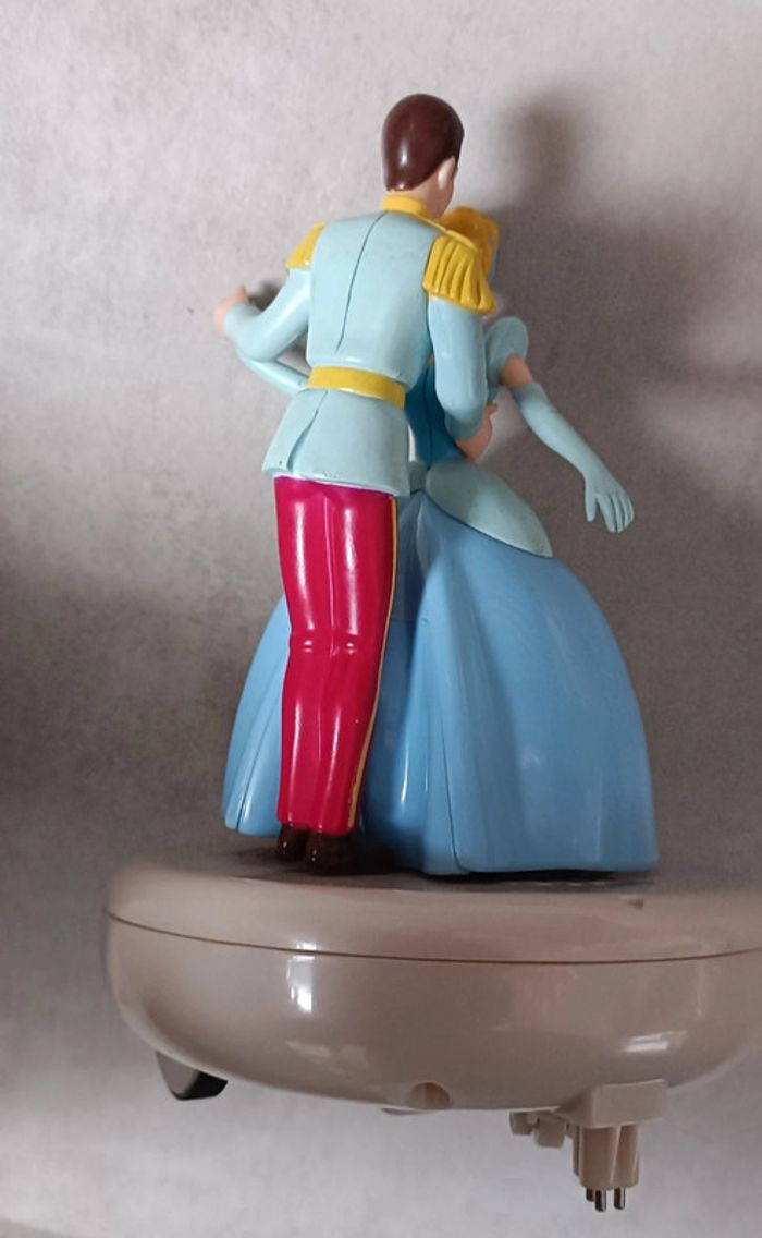 Figurine musicale avec Cendrillon et son prince - photo numéro 9