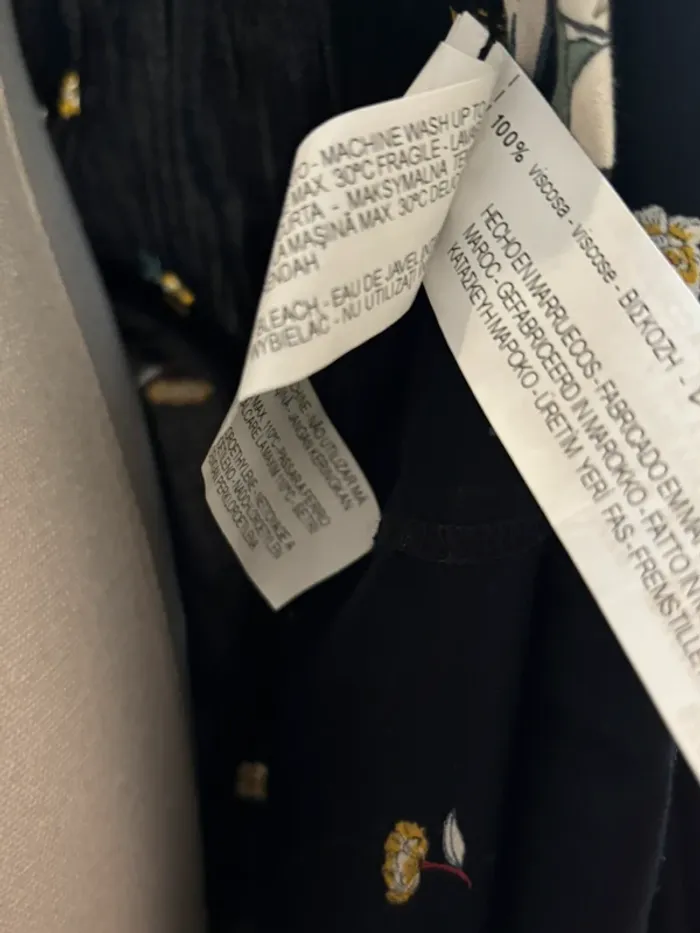 Blouse portefeuille noire fleurie Zara – taille S – viscose - photo numéro 5