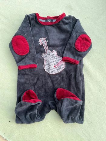 Pyjama tape à l’œil 1 mois