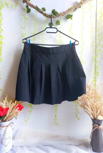 Mini-jupe Stradivarius – L – Noir – État : Excellent
