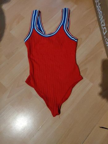 Body rouge avec bretelles bleues et blanches