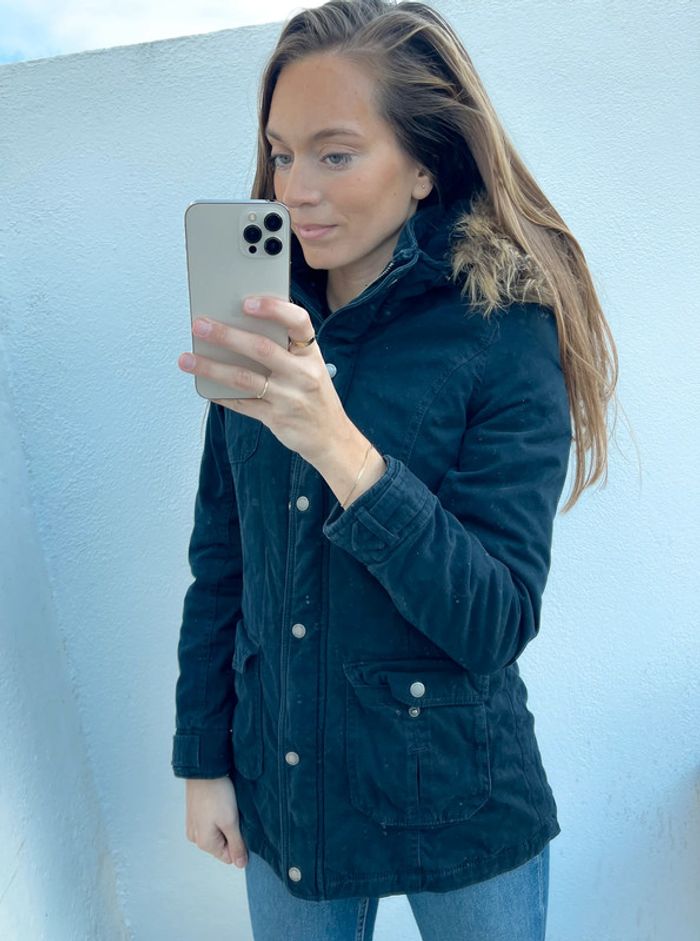 Manteau Hollister bleu marine avec logo rouge - photo numéro 14