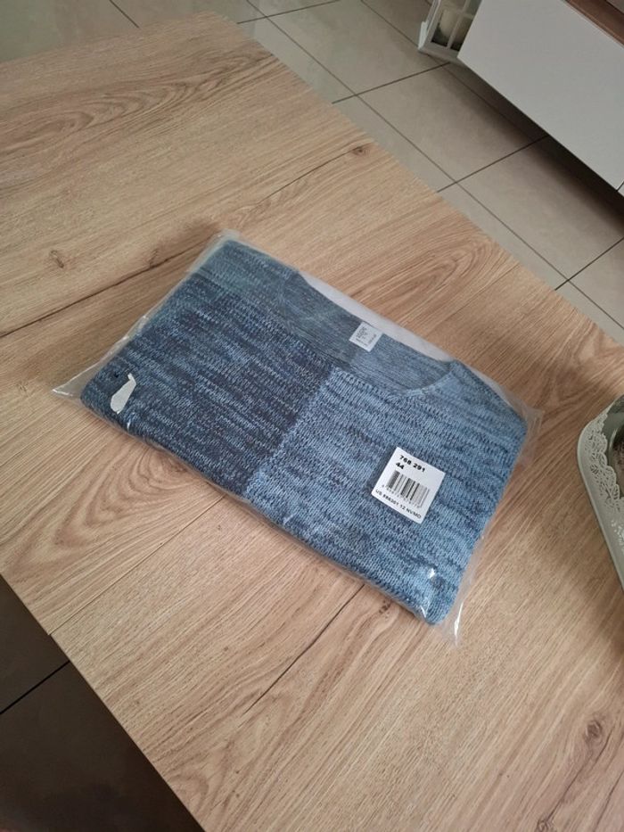 Pull bleu taille 46 fr neuf sans marque