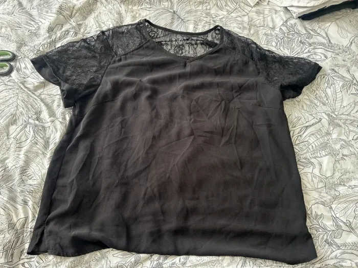 Haut noir dentelle