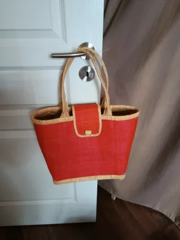 Sac / panier en paille rouge/naturel