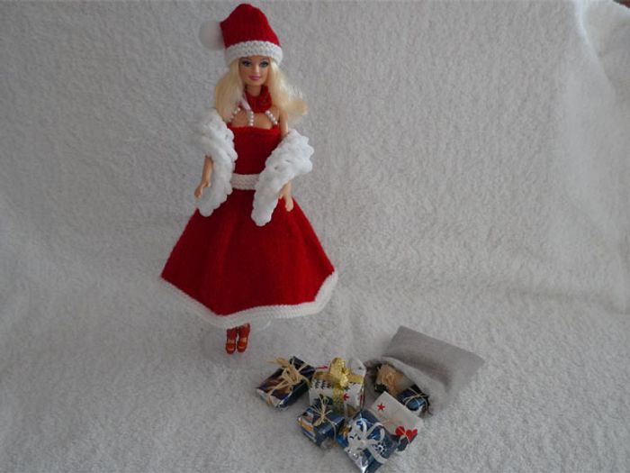 Barbie Noël et son sac de cadeau (avec un vrai cadeau pour Barbie)