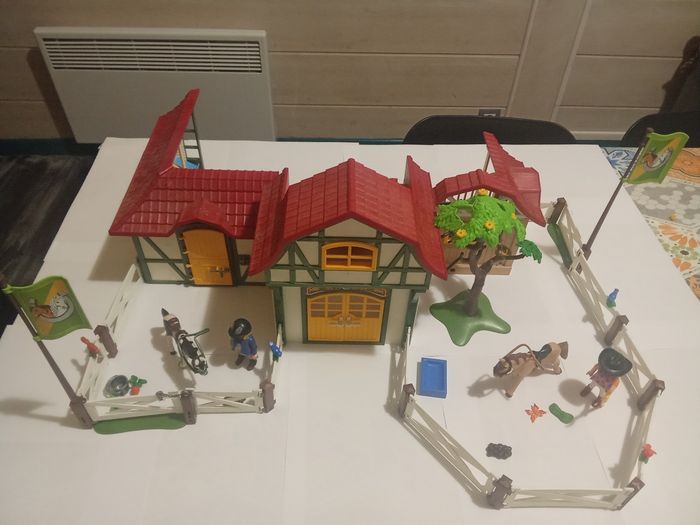 Écurie playmobil avec plein d accessoires chevaux et personnage - photo numéro 3