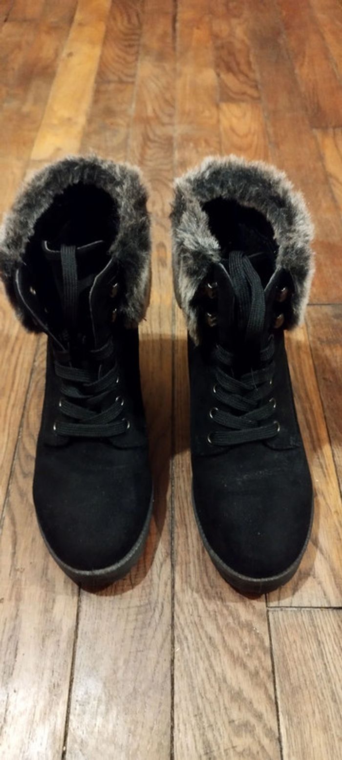 Bottines noires fourrure très bon état. Presque jamais portées. Pointure 38. Valeur 40€