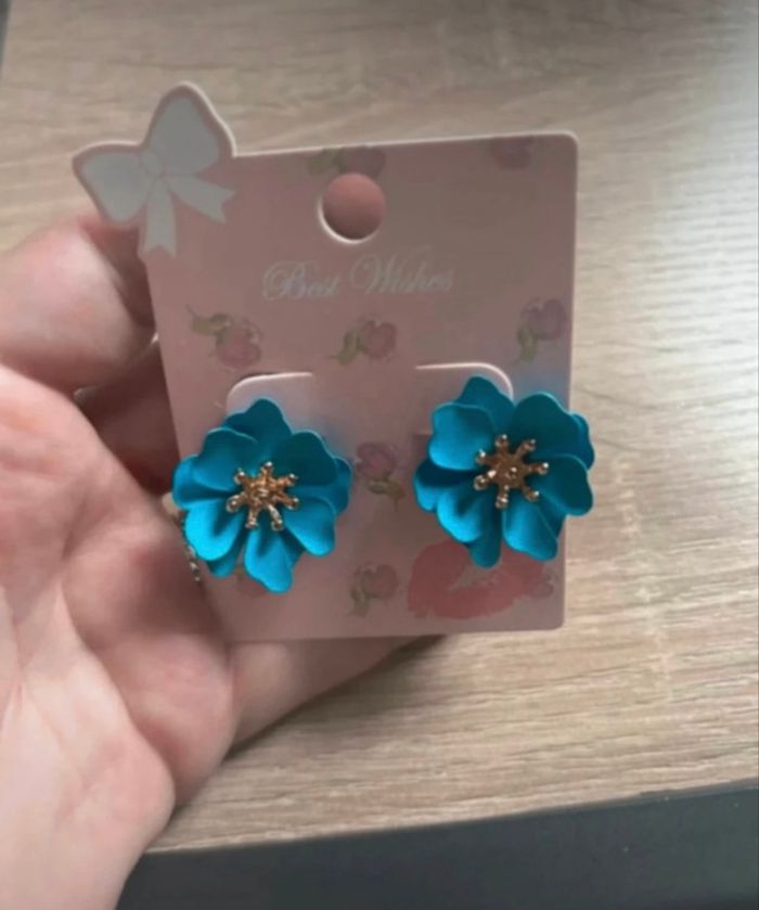 Boucles d’oreilles NEUVES avec étiquette pour femme en forme de fleurs couleur bleu - photo numéro 5