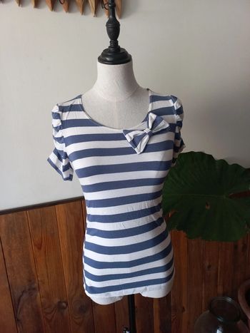 Tee-shirt rayé bleu et blanc dos dentelle