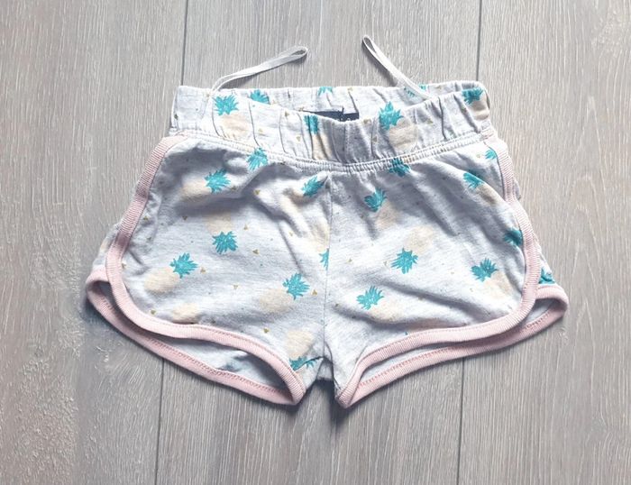 Short leger gris. Fille 3 ans. Marque In Extenso