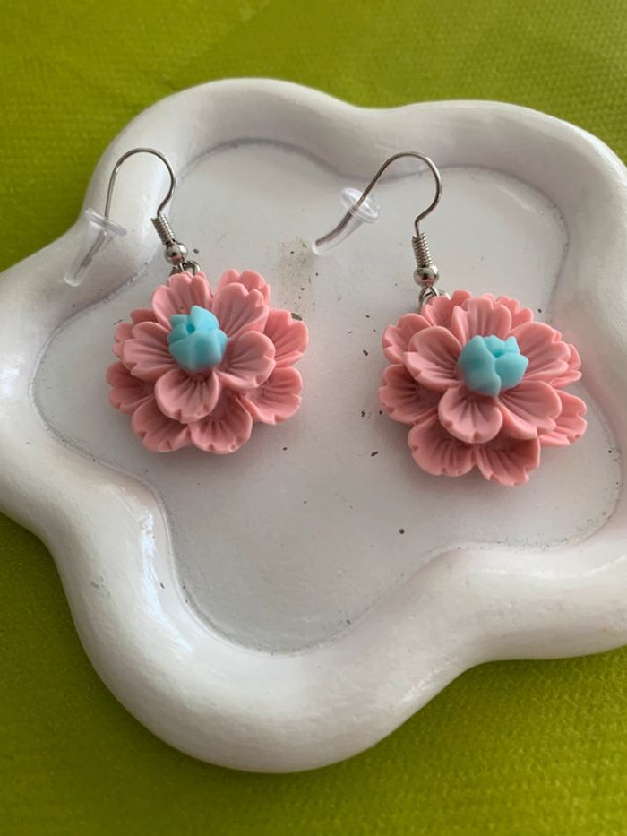 Boucles d’oreilles fleur rose en résine - photo numéro 2