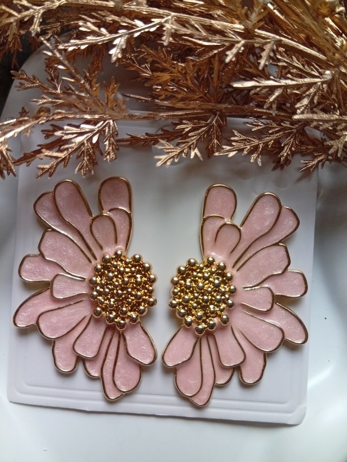 Boucles d'oreilles fleur dorées et rose pastel
