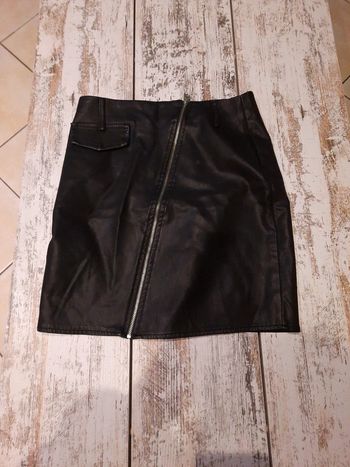 Jupe simili cuir avec fermeture éclair sur le devant