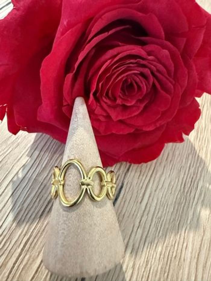 Bague dorée avec une rangée d’ovales ajustable en acier inoxydable