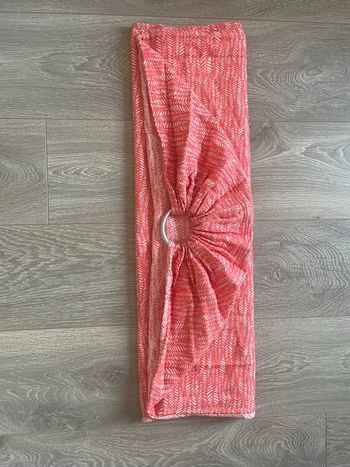 Portage sling ringsling de la marque Neobulle Modèle Jungle coloris Anémone