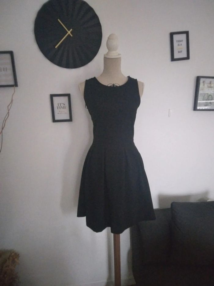🍁A 4€ uniquement ce week-end 🍁 🌸Robe noir avec dentelle dans le dos🌸