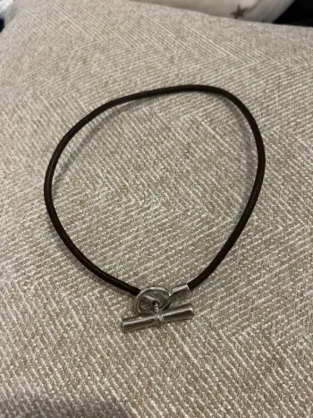 Collier en cuir avec fermoir toggle argenté