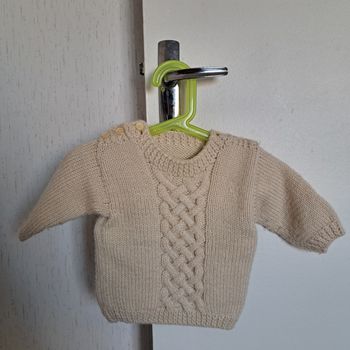 Pull hiver beige bébé fait main avec🖤