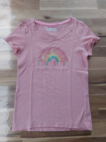T-shirt rose avec arc en ciel