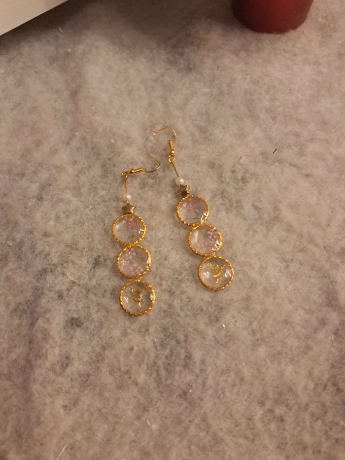 Boucles d'oreilles pendante en résine multicolore et doré