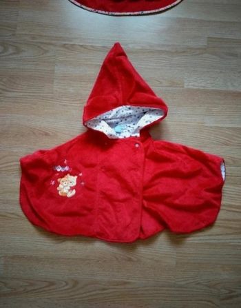 Poncho / sortie de bain - piscine. Fille.  Winnie l'ourson. Disney baby. 
Taille 18 mois