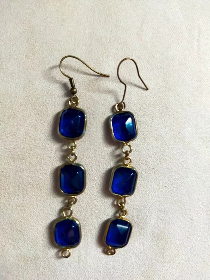 Boucles d’oreilles pendantes dorées & pierres effet verre bleu saphir – Chic intemporel - photo numéro 8