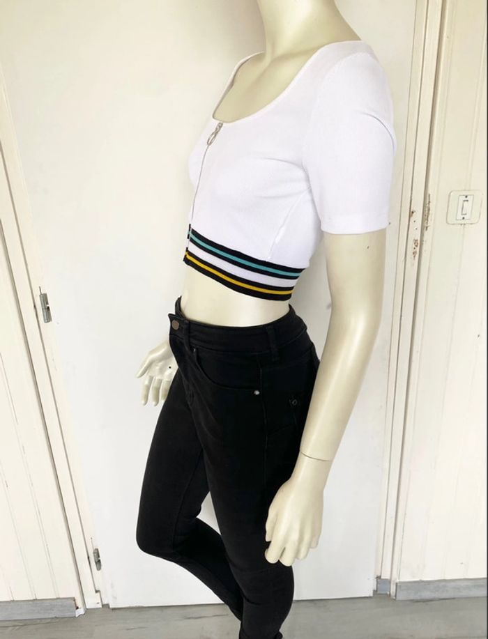 Crop top zippé – Zara – Blanc à bandes colorées – Taille 38/M – Excellent état - photo numéro 2