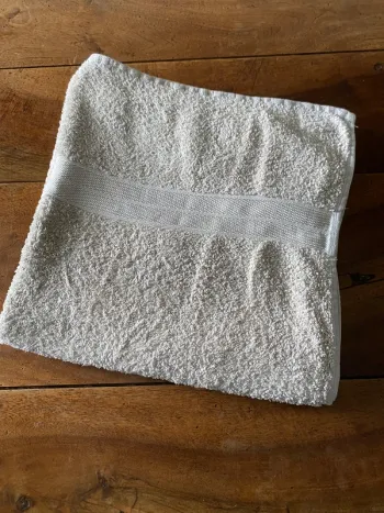 Serviette de douche beige clair