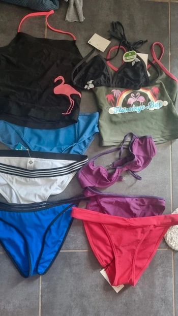 Lot maillot de bain 2 pieces et haut qq neuf et très bon état