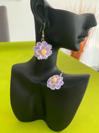 Boucles d’oreilles fleur violette en résine