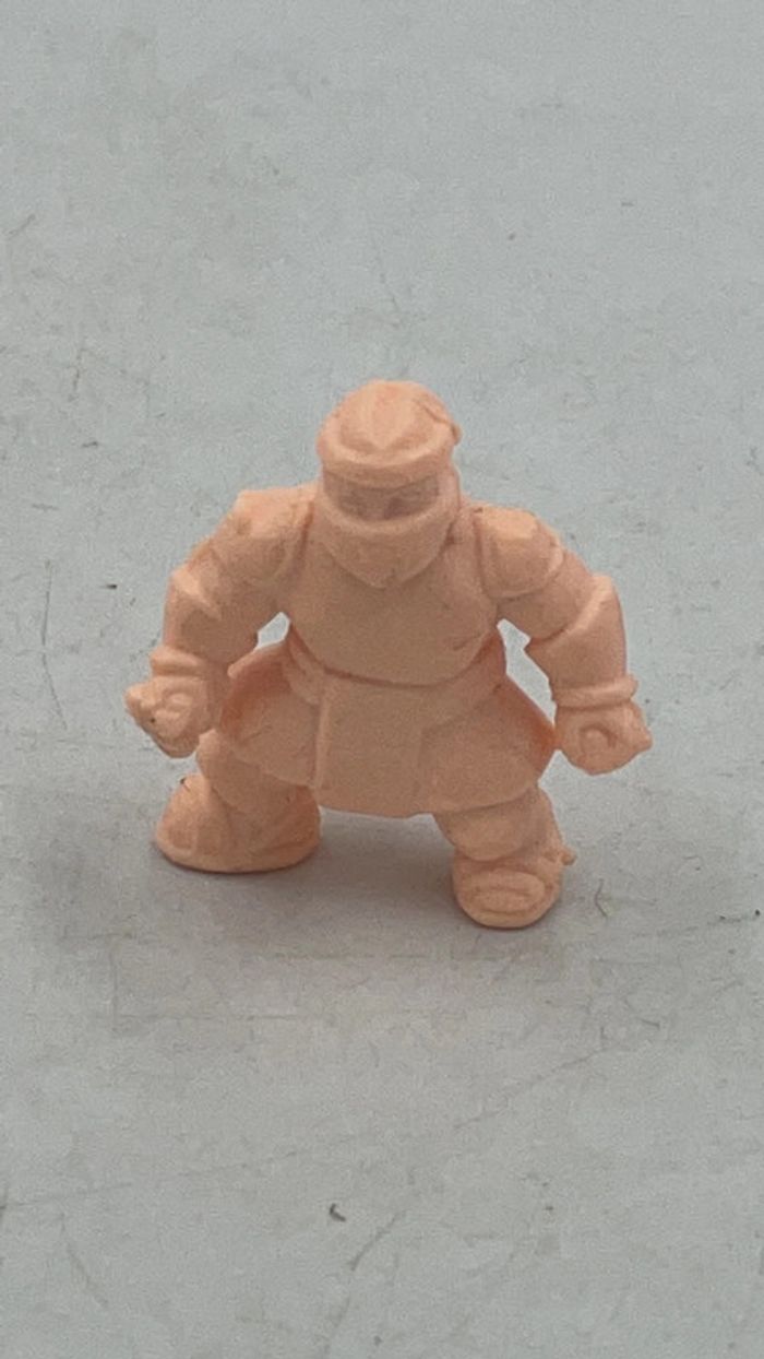 Figurine Cosmix Exogini Muscle Man Vandalus Chair 4 cm