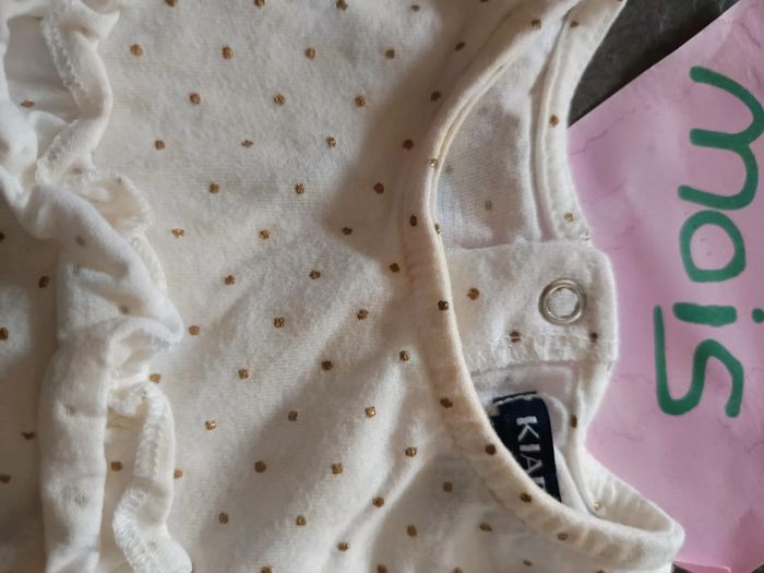 Haut blanc ronds dorés 3 mois - photo numéro 3