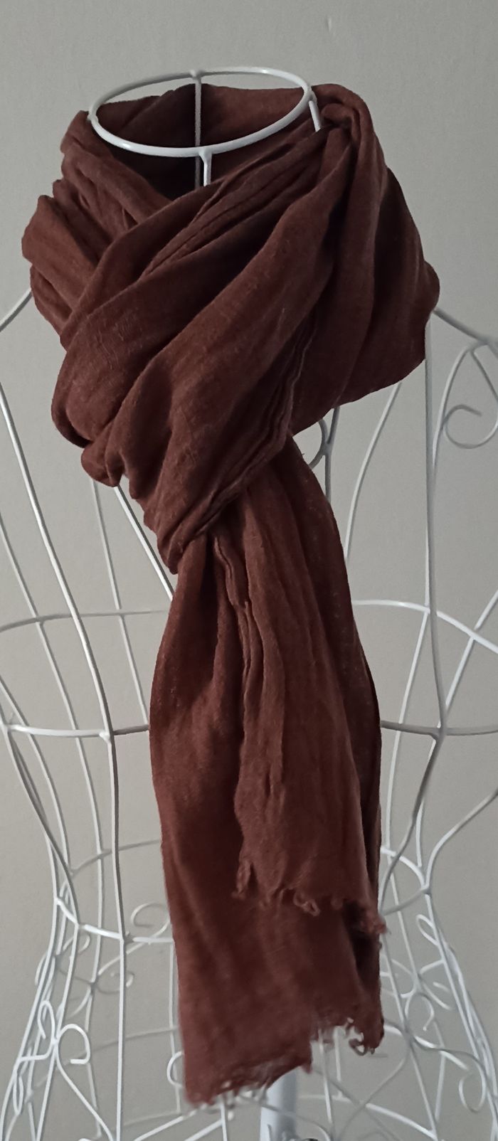 Élégante écharpe en lin brun chocolat – chic et intemporelle - photo numéro 2
