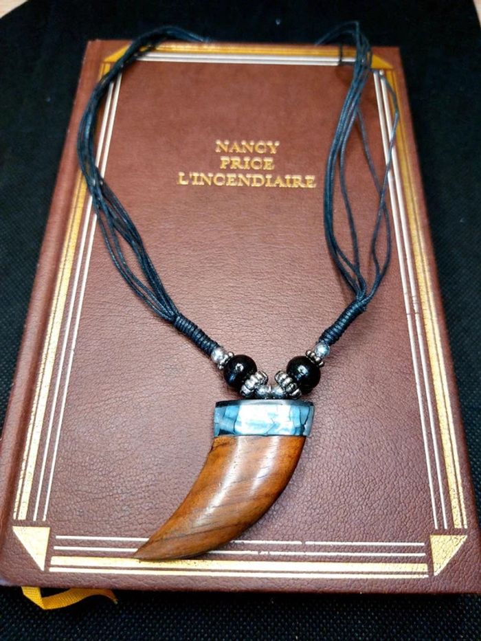 Magnifique collier en cordelette noire, pendentif griffe style bois - photo numéro 2