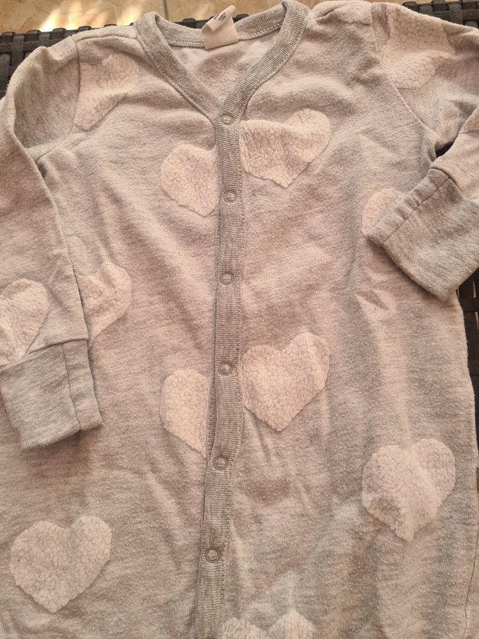 Pyjama. Bébé.  9 / 12 mois. Gris cœur blanc. GAP baby - photo numéro 3