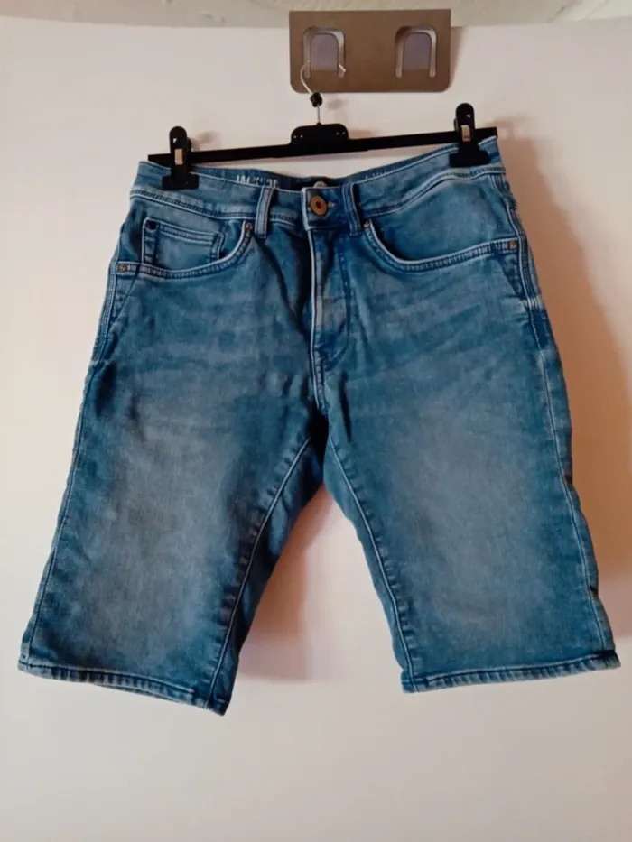 Joli bermuda bleu. Taille S. Petrol