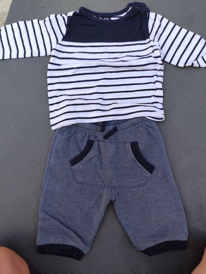 Ensemble marin pantalon tee-shirt