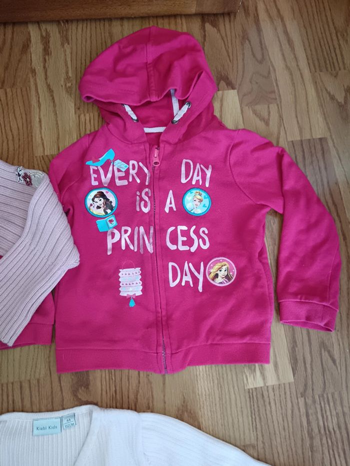 Lot 4 ans printemps été gilet, sweat et pull coton Disney etc - photo numéro 3