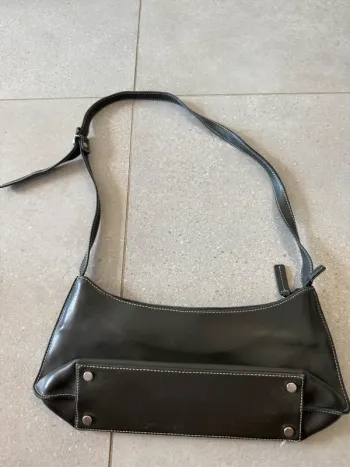 Sac à bandoulière gris foncé il y a quelques marques, 32*17cm
