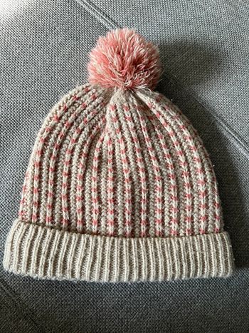 Bonnet à pompon beige et rose