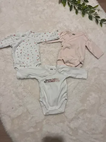 lot de 3 bodies en 3 mois