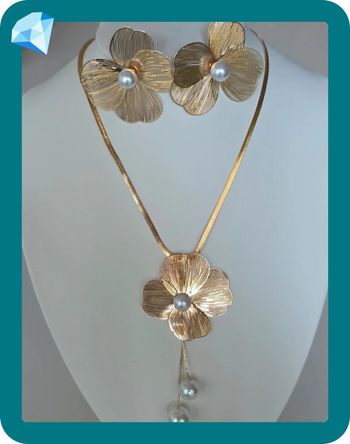 Collier et boucles d'oreille fleurs et perles acier inoxydable dorée.