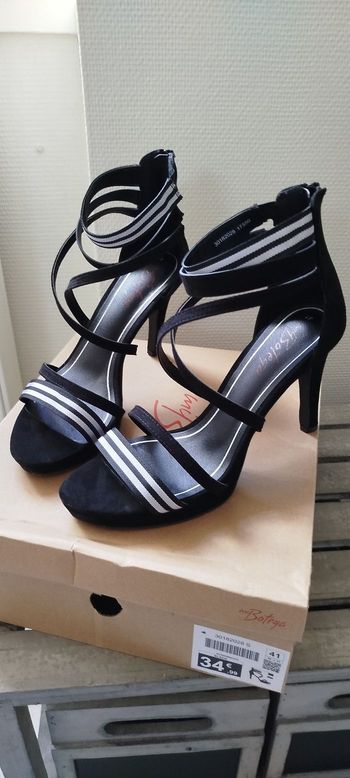 Sandales à talons noir et blanc à -40% neuves