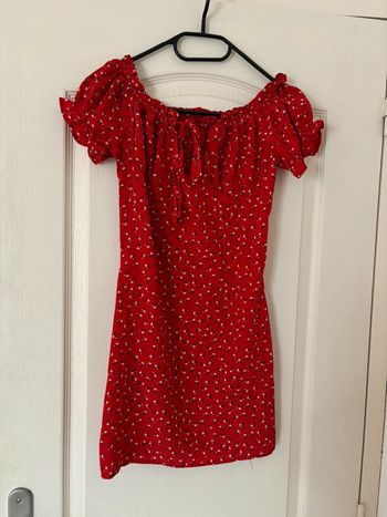 Robe rouge avec fleurs à manches courtes